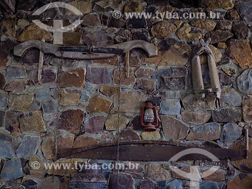  Ferramentas antigas em parede de celeiro  - Gramado - Rio Grande do Sul (RS) - Brasil