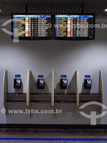  Telefone públicos e painéis de voos na área de embarque do Terminal 1 do Aeroporto Internacional Salgado Filho (1940)  - Porto Alegre - Rio Grande do Sul (RS) - Brasil