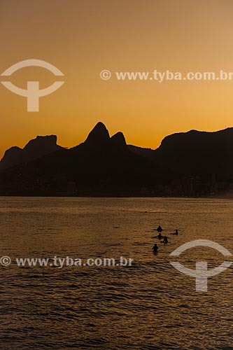  Pôr do sol na Praia do Arpoador com o Morro Dois Irmãos e a Pedra da Gávea ao fundo  - Rio de Janeiro - Rio de Janeiro (RJ) - Brasil