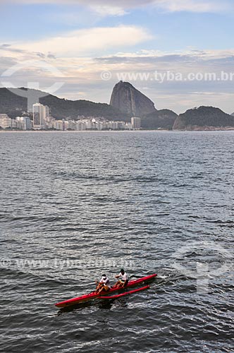  Praticantes de canoagem na Baía de Guanabara com o Pão de Açúcar ao fundo  - Rio de Janeiro - Rio de Janeiro (RJ) - Brasil