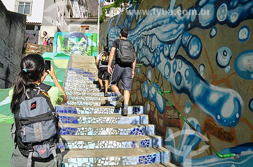  Mulher fotografando na escadaria na favela Ladeira dos Tabajaras  - Rio de Janeiro - Rio de Janeiro (RJ) - Brasil