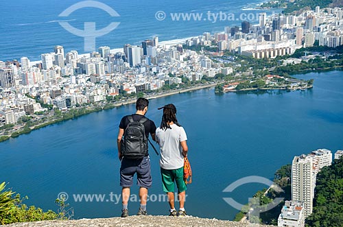  Homens observando a Lagoa Rodrigo de Freitas a partir do Morro dos Cabritos  - Rio de Janeiro - Rio de Janeiro (RJ) - Brasil