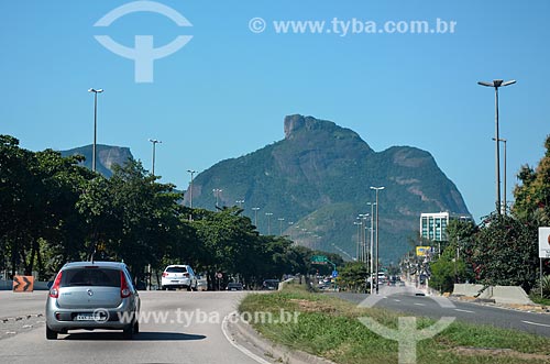  Tráfego na Avenida das Américas com a Pedra da Gávea ao fundo  - Rio de Janeiro - Rio de Janeiro (RJ) - Brasil