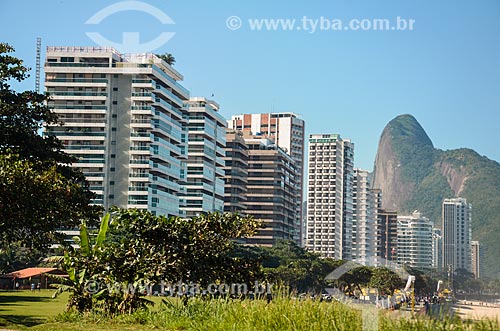  Prédios na orla da Praia de São Conrado com o Morro Dois Irmãos ao fundo  - Rio de Janeiro - Rio de Janeiro (RJ) - Brasil