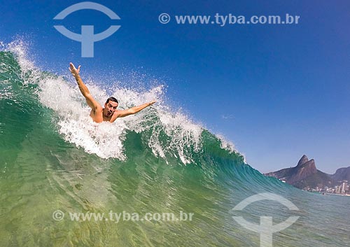  Homem praticando surfe de peito (pegando jacaré) na Praia de Ipanema  - Rio de Janeiro - Rio de Janeiro (RJ) - Brasil