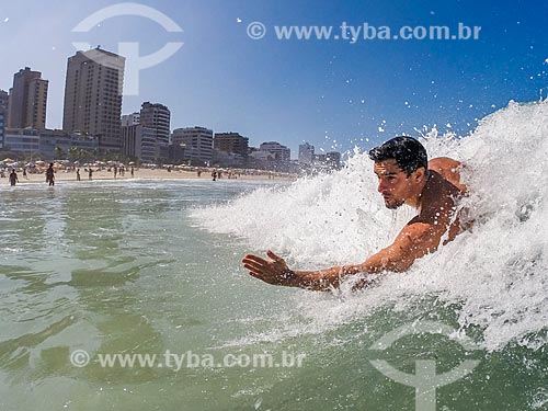  Homem praticando surfe de peito (pegando jacaré) na Praia de Ipanema  - Rio de Janeiro - Rio de Janeiro (RJ) - Brasil