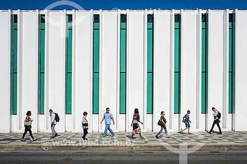  Pedestres na Avenida Presidente Vargas com a fachada da Biblioteca Parque Estadual ao fundo  - Rio de Janeiro - Rio de Janeiro (RJ) - Brasil