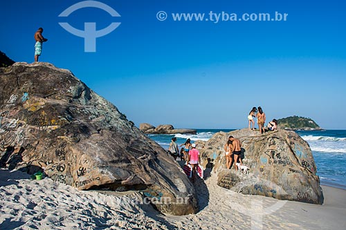  Banhistas nas pedras da orla da Praia de Grumari  - Rio de Janeiro - Rio de Janeiro (RJ) - Brasil