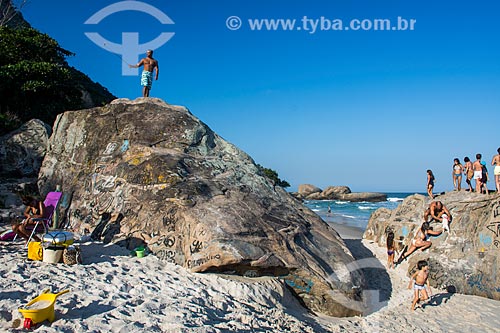  Banhistas nas pedras da orla da Praia de Grumari  - Rio de Janeiro - Rio de Janeiro (RJ) - Brasil