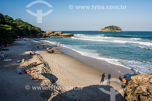  Banhistas nas pedras da orla da Praia de Grumari  - Rio de Janeiro - Rio de Janeiro (RJ) - Brasil