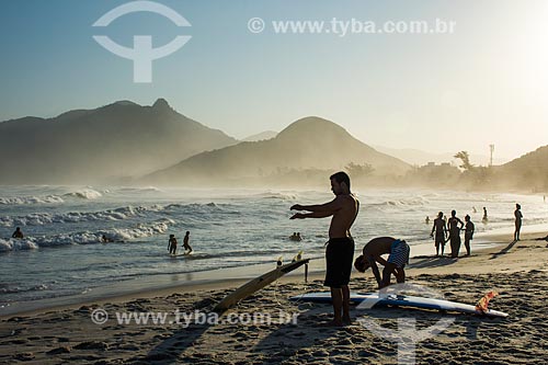  Surfistas na Praia da Macumba durante o pôr do sol  - Rio de Janeiro - Rio de Janeiro (RJ) - Brasil