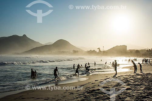  Banhistas na Praia da Macumba durante o pôr do sol  - Rio de Janeiro - Rio de Janeiro (RJ) - Brasil