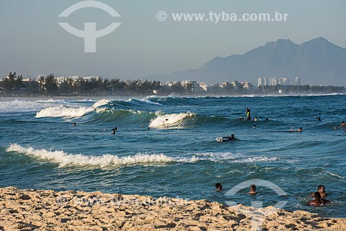  Banhistas na Praia da Macumba durante o pôr do sol  - Rio de Janeiro - Rio de Janeiro (RJ) - Brasil