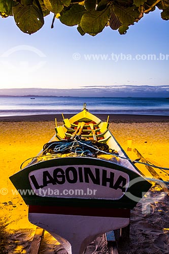  Barco atracado na orla da Praia da Lagoinha  - Florianópolis - Santa Catarina (SC) - Brasil