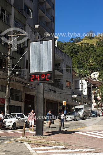  Relógio de rua marcando a temperatura na Rua Teresa durante o inverno  - Petrópolis - Rio de Janeiro (RJ) - Brasil