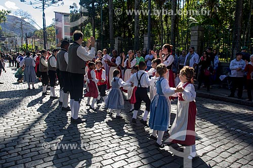  Pessoas dançando com trajes típicos alemães durante a Bauernfest - Festa do Colono Alemão  - Petrópolis - Rio de Janeiro (RJ) - Brasil