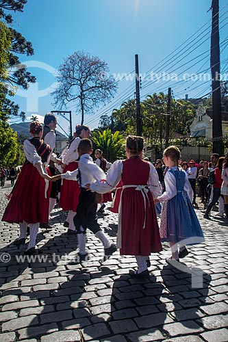  Pessoas dançando com trajes típicos alemães durante a Bauernfest - Festa do Colono Alemão  - Petrópolis - Rio de Janeiro (RJ) - Brasil