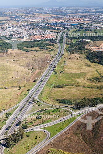  Foto aérea do Viaduto Engenheiro Oscar Brito no trevo rodoviário entre a Avenida Brasil e a Rodovia BR-465  - Rio de Janeiro - Rio de Janeiro (RJ) - Brasil