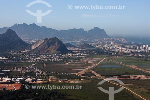  Foto aérea do bairro da Barra da Tijuca com a Pedra da Gávea ao fundo  - Rio de Janeiro - Rio de Janeiro (RJ) - Brasil