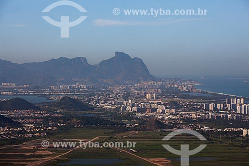  Foto aérea do bairro da Barra da Tijuca com a Pedra da Gávea ao fundo  - Rio de Janeiro - Rio de Janeiro (RJ) - Brasil