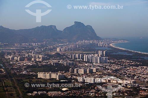  Foto aérea do bairro da Barra da Tijuca com a Pedra da Gávea ao fundo  - Rio de Janeiro - Rio de Janeiro (RJ) - Brasil