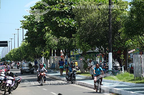  Rua comercial na cidade de Parintins - calçadas em azul (Boi Caprichoso)  - Parintins - Amazonas (AM) - Brasil