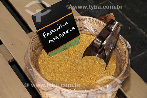  Detalhe do farinha amarela - feita de mandioca amarela  - Parintins - Amazonas (AM) - Brasil