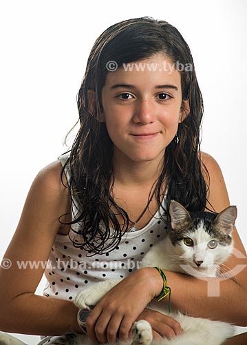  Menina segurando gato  - Rio de Janeiro - Rio de Janeiro (RJ) - Brasil