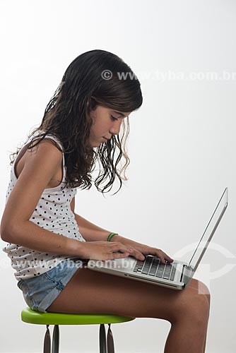  Menina utilizando computador  - Rio de Janeiro - Rio de Janeiro (RJ) - Brasil