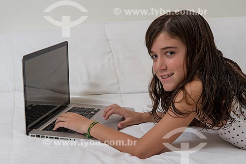  Menina utilizando computador  - Rio de Janeiro - Rio de Janeiro (RJ) - Brasil