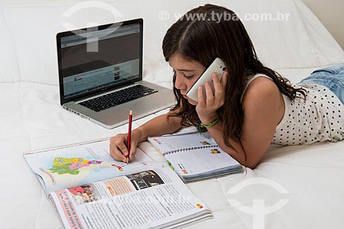  Menina estudando com livro, computador e telefone celular  - Rio de Janeiro - Rio de Janeiro (RJ) - Brasil