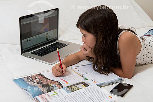  Menina estudando com livro, computador e telefone celular  - Rio de Janeiro - Rio de Janeiro (RJ) - Brasil