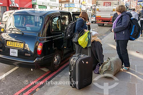  Passageiros desembarcando de táxi  - Londres - Grande Londres - Inglaterra