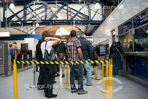  Passageiros em fila na estação Earls Court do metrô  - Londres - Grande Londres - Inglaterra