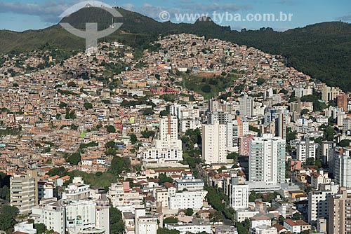  Foto aérea da favela da Serra com prédios e a Serra do Curral ao fundo  - Belo Horizonte - Minas Gerais (MG) - Brasil