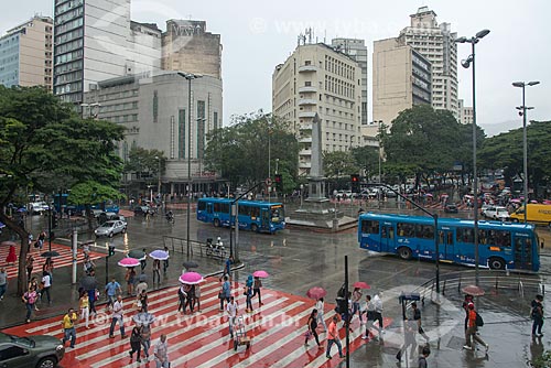  Pedestres atravessando na faixa de pedestre da Praça Sete de Setembro - esquina da Avenida Afonso Pena com a Avenida Amazonas  - Belo Horizonte - Minas Gerais (MG) - Brasil