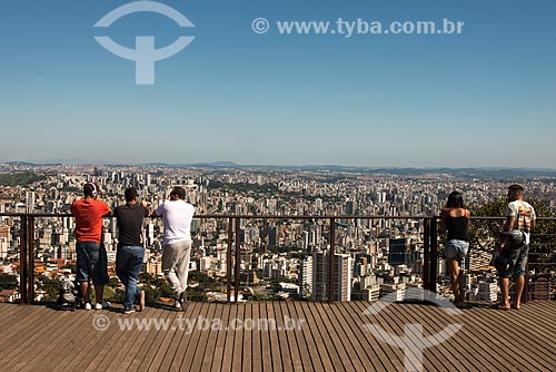  Turistas observando a cidade de Belo Horizonte a partir do mirante do Parque Municipal das Mangabeiras  - Belo Horizonte - Minas Gerais (MG) - Brasil