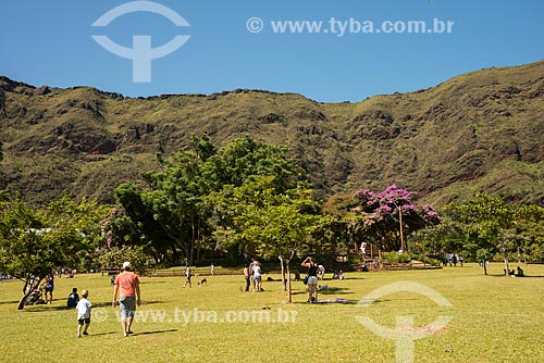  Pessoas brincando na Praça Israel Pinheiro - também conhecida como Praça do Papa - com a Serra do Curral ao fundo  - Belo Horizonte - Minas Gerais (MG) - Brasil