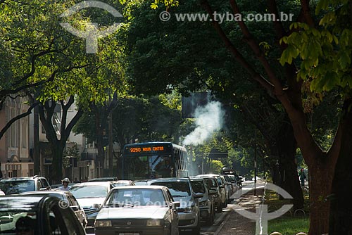  Ônibus poluindo o ar na Avenida Cristóvão Colombo  - Belo Horizonte - Minas Gerais (MG) - Brasil