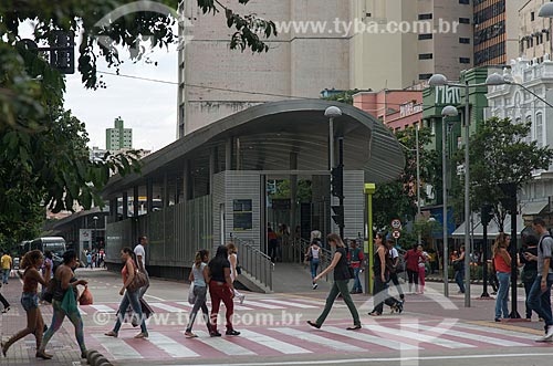  Pedestres atravessando na faixa de pedestre próximo à Estação MOVE Carijós - Corredor MOVE Área Central  - Belo Horizonte - Minas Gerais (MG) - Brasil