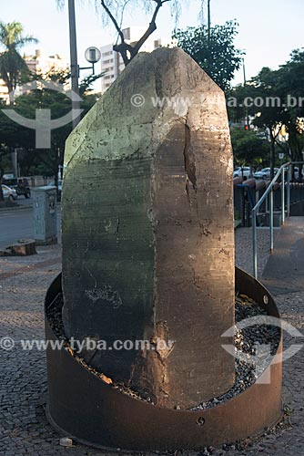  Pedra de Quartzo - conhecida como Patriarca e considerada uma das maiores do mundo - encontrada em Teófilo Otoni em 1940 em frente ao Museu de Mineralogia Professor Djalma Guimarães  - Belo Horizonte - Minas Gerais (MG) - Brasil