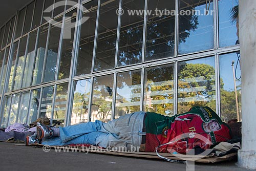  Morador de rua dormindo sob marquise da Biblioteca Pública Estadual Luiz de Bessa - também conhecida como Biblioteca da Praça da Liberdade  - Belo Horizonte - Minas Gerais (MG) - Brasil