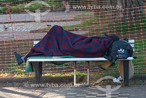  Morador de rua dormindo na Praça da Liberdade  - Belo Horizonte - Minas Gerais (MG) - Brasil