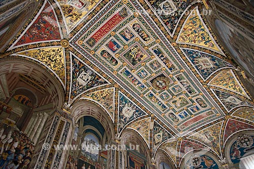  Detalhe do teto da Livraria Piccolomini dentro da Duomo di Siena (Catedral de Siena)  - Siena - Província de Siena - Itália
