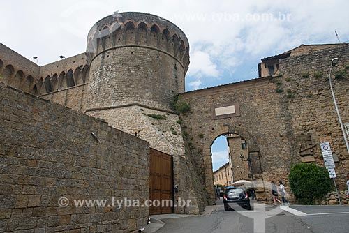  Porta a Selci (Portão Selci) - século XVI - entrada da cidade de Volterra - com a Fortezza Medicea (Fortaleza de Medici) - século XIV  - Volterra - Província de Pisa - Itália