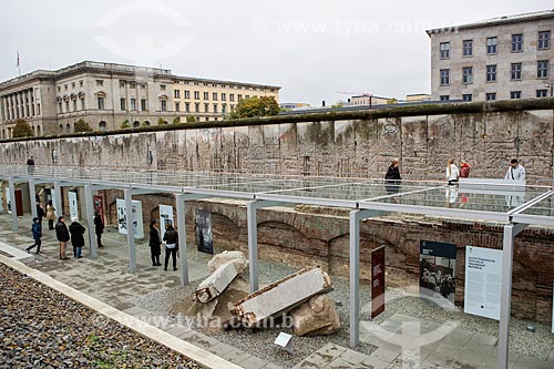  Parte do Muro de Berlim ainda de pé com a Câmara Abgeordnetenhaus ao fundo  - Berlim - Berlim - Alemanha