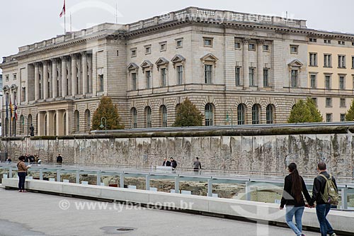  Parte do Muro de Berlim ainda de pé com a Câmara Abgeordnetenhaus ao fundo  - Berlim - Berlim - Alemanha
