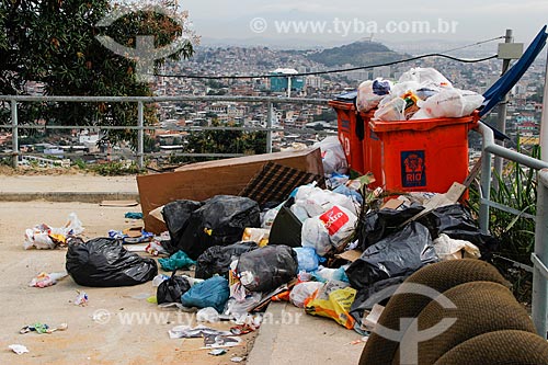  Descarte de lixo e entulho no Complexo do Alemão  - Rio de Janeiro - Rio de Janeiro (RJ) - Brasil
