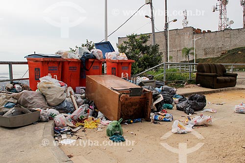  Descarte de lixo e entulho no Complexo do Alemão  - Rio de Janeiro - Rio de Janeiro (RJ) - Brasil