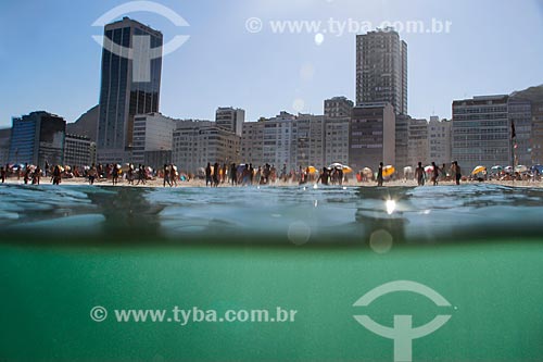  Vista de banhistas na Praia do Leme  - Rio de Janeiro - Rio de Janeiro (RJ) - Brasil